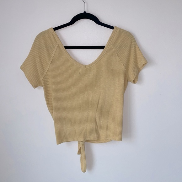 Abercrombie & Fitch V-Neck Tie Front Short Sleeve Top in Light Yellow - Size: M - Picture 3 of 4